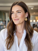 Forgyldte øreringe fra Maq Jewelry med gyldne perler og rosa midte