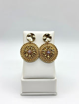 Forgyldte øreringe fra Maq Jewelry med gyldne perler og rosa midte