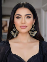 Store statement øreringe fra Maq Jewelry med guld, sort og sølv perler