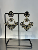 Store statement øreringe fra Maq Jewelry med guld, sort og sølv perler