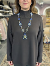 Forgyldt halskæde fra Maq Jewelry med marineblå og turkise perler