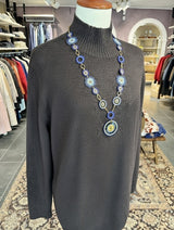 Forgyldt halskæde fra Maq Jewelry med marineblå og turkise perler