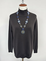 Forgyldt halskæde fra Maq Jewelry med marineblå og turkise perler