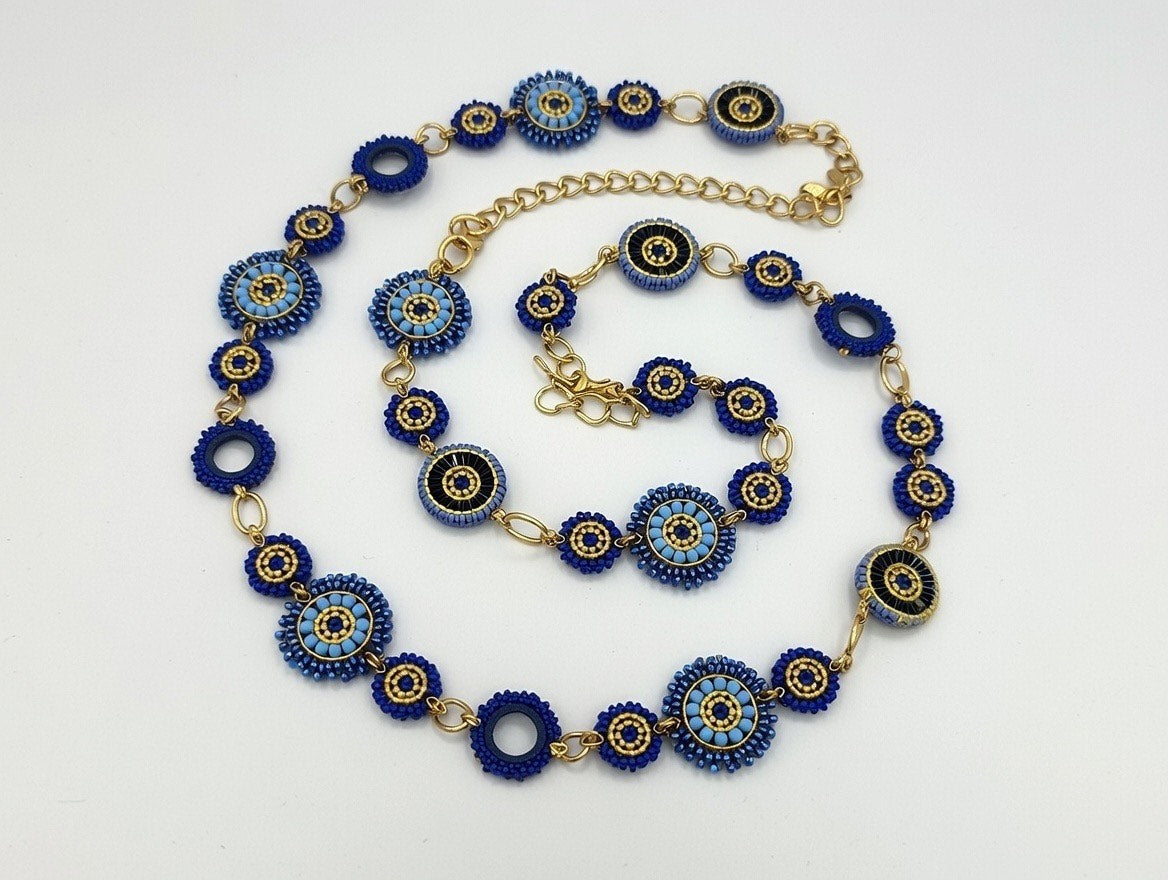 Forgyldt halskæde fra Maq Jewelry med marineblå og turkise perler