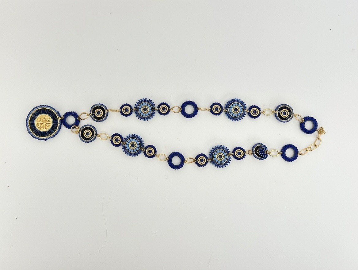 Forgyldt halskæde fra Maq Jewelry med marineblå og turkise perler
