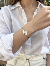 Maq Jewelry armbånd med rudeformet vedhæng og hvide perler