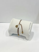 Maq Jewelry armbånd med rudeformet vedhæng og hvide perler