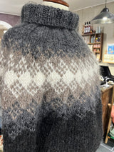 Håndstrikket grå uld sweater fra Balustrik i norsk og islandsk uld