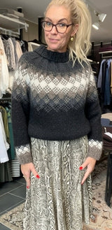 Håndstrikket grå uld sweater fra Balustrik i norsk og islandsk uld