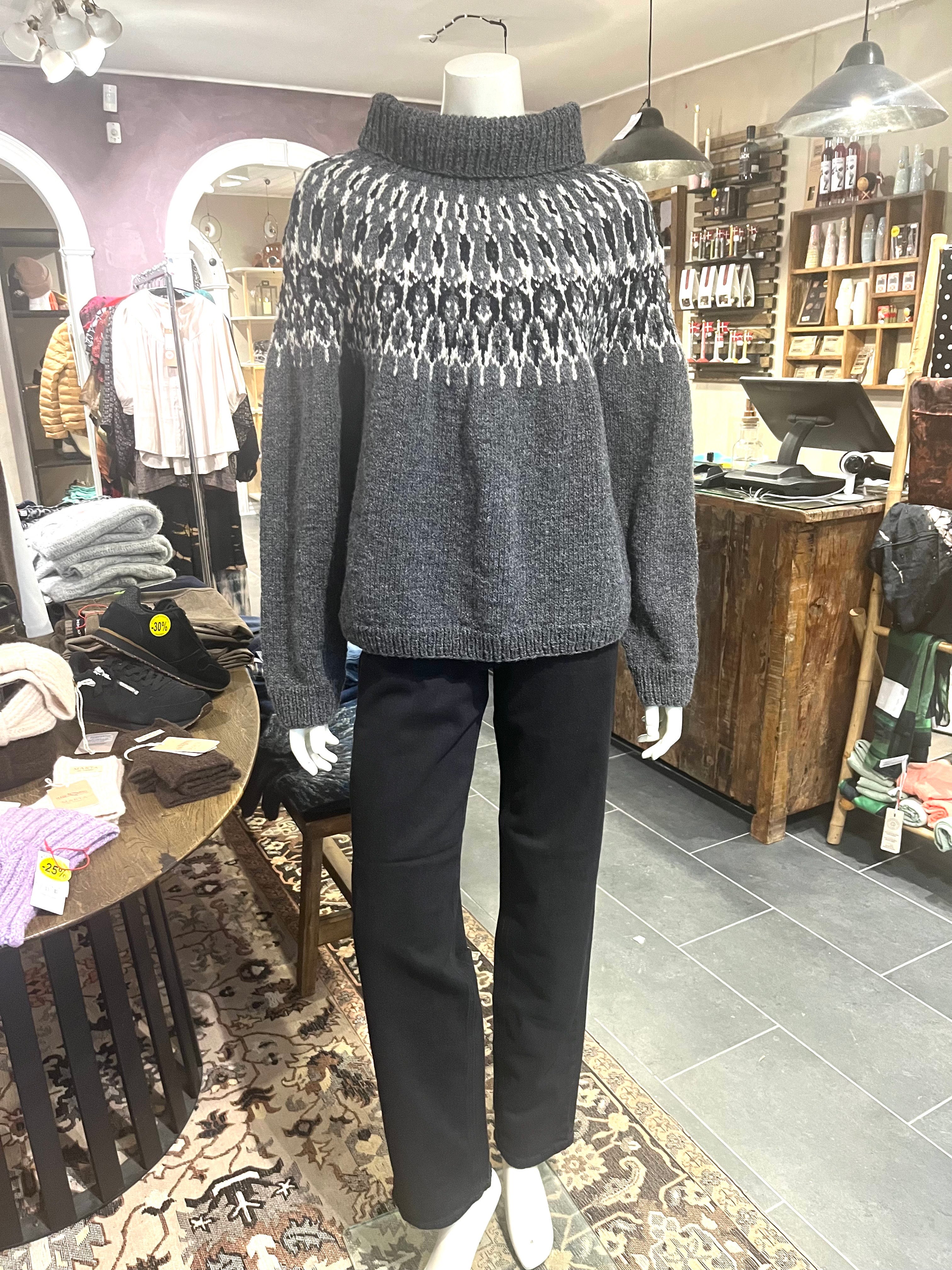 Håndstrikket Balustrik sweater i grå norsk uld med rullekrave