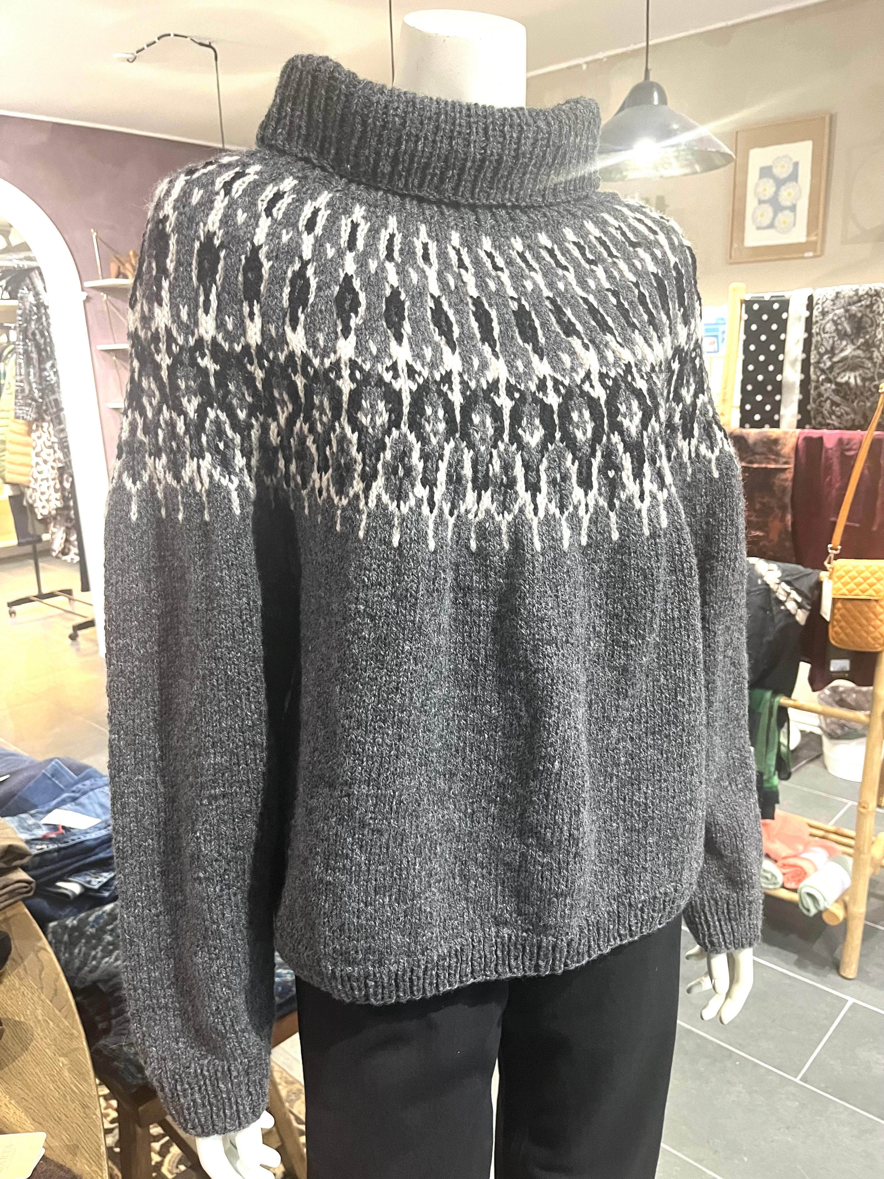 Håndstrikket Balustrik sweater i grå norsk uld med rullekrave