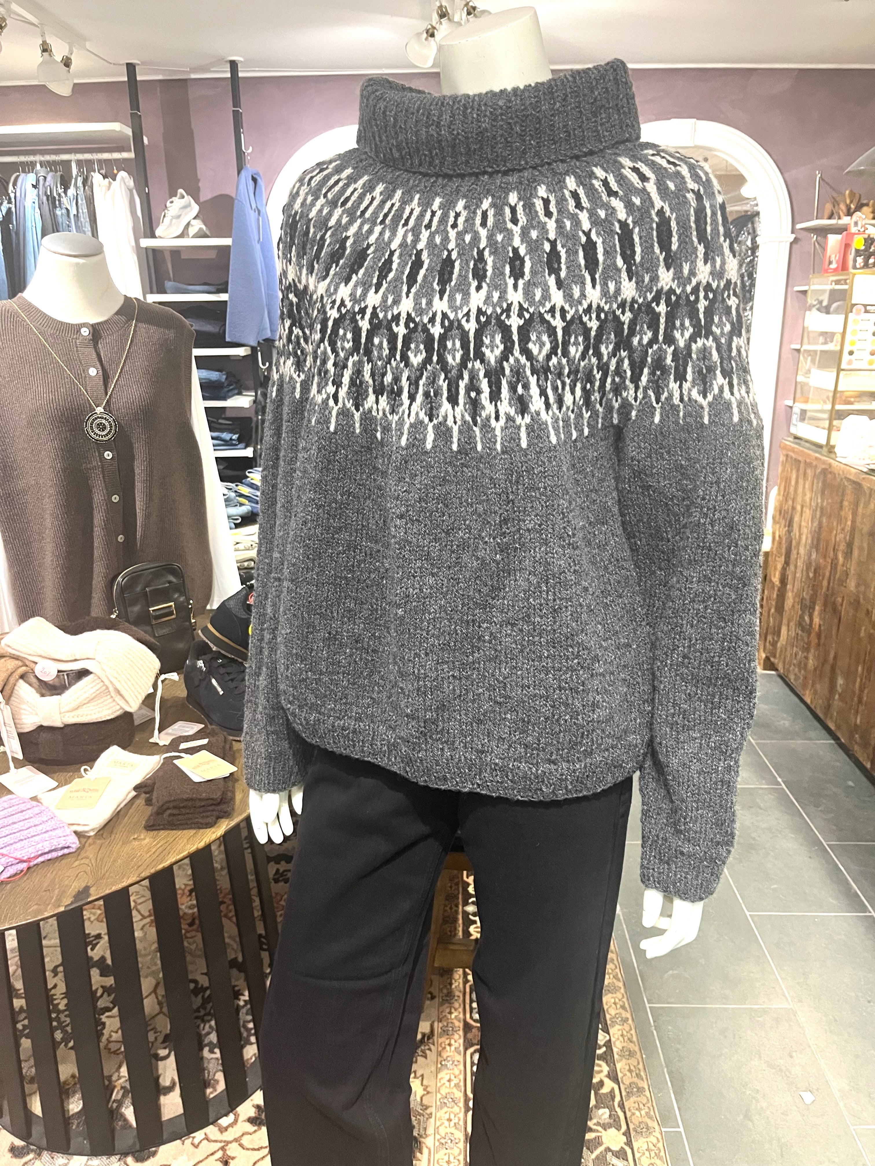 Håndstrikket Balustrik sweater i grå norsk uld med rullekrave