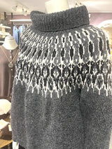 Håndstrikket Balustrik sweater i grå norsk uld med rullekrave
