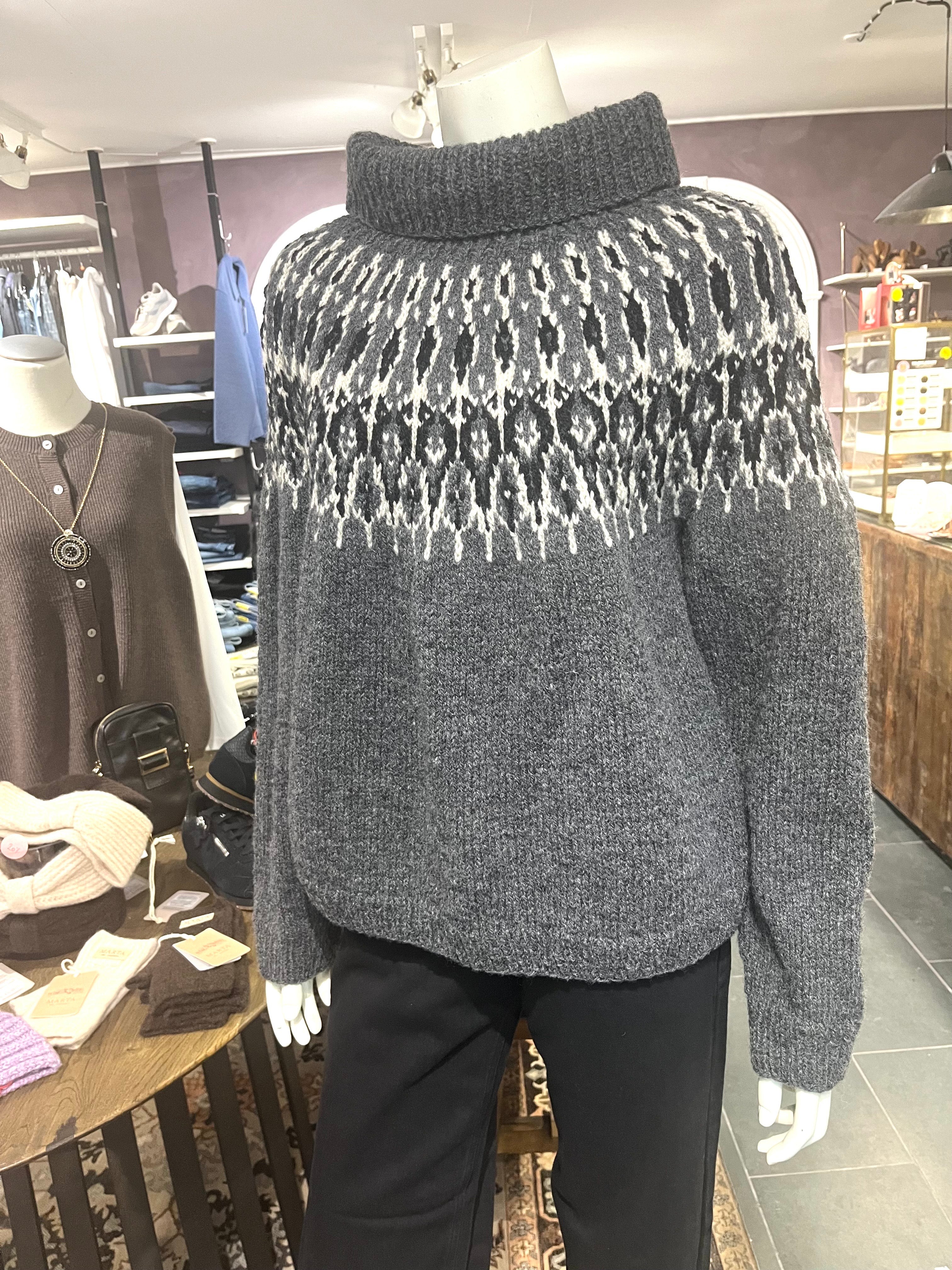 Håndstrikket Balustrik sweater i grå norsk uld med rullekrave