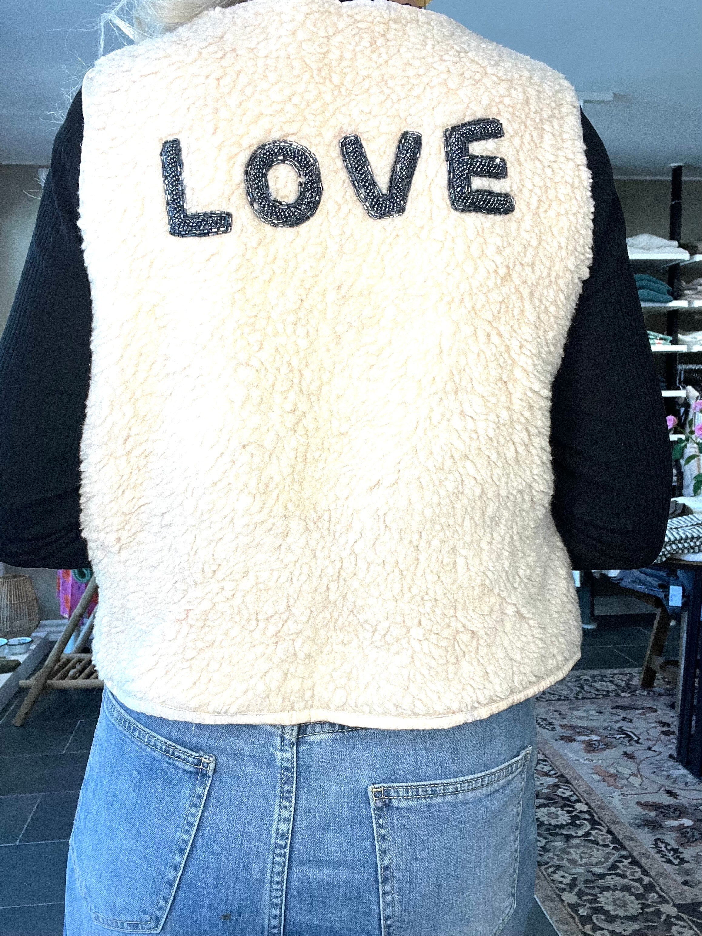 Statement vest med LOVE på ryggen