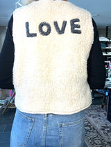 Statement vest med LOVE på ryggen