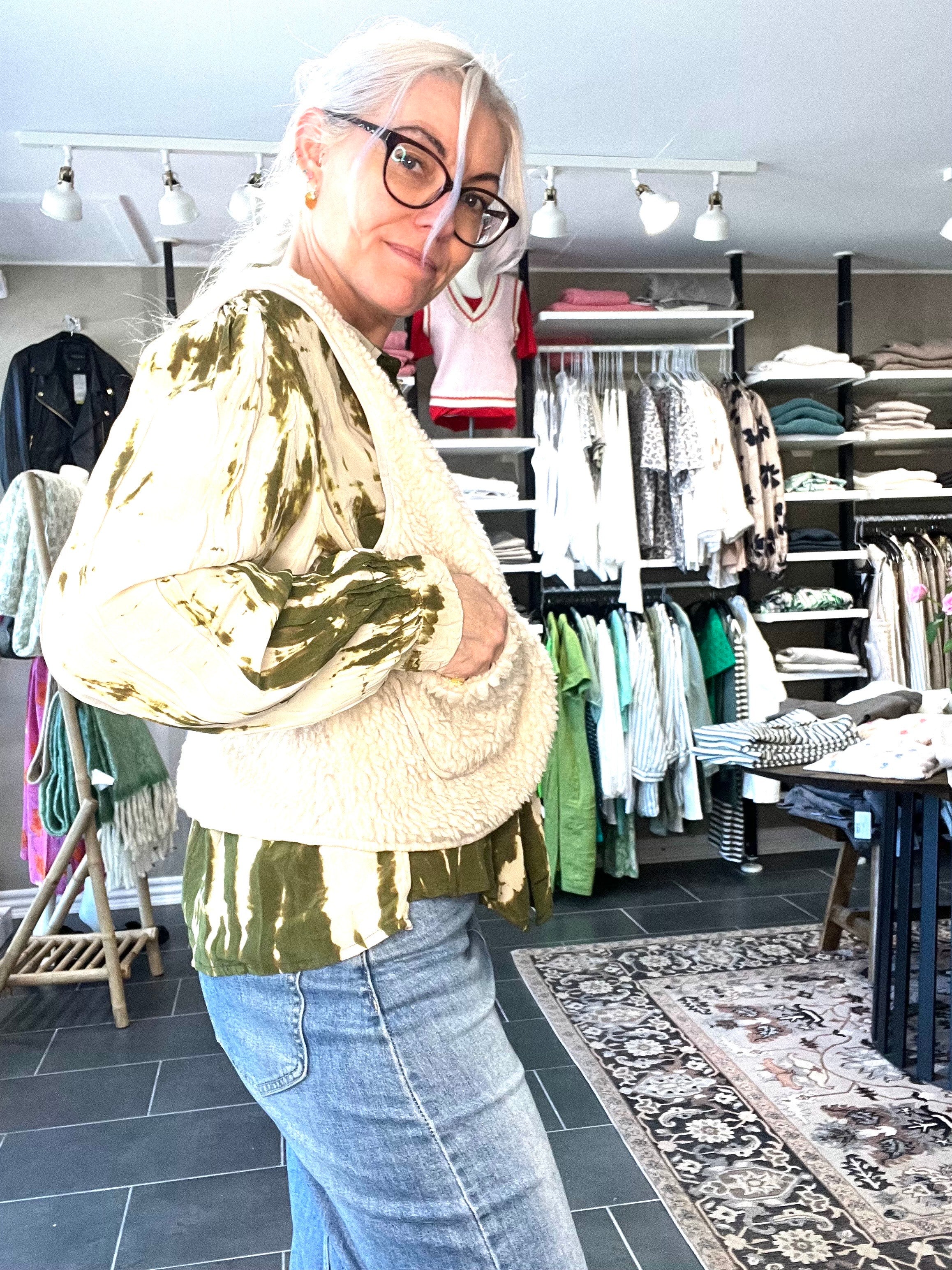 genanvendt silke bluse og teddy vest 
