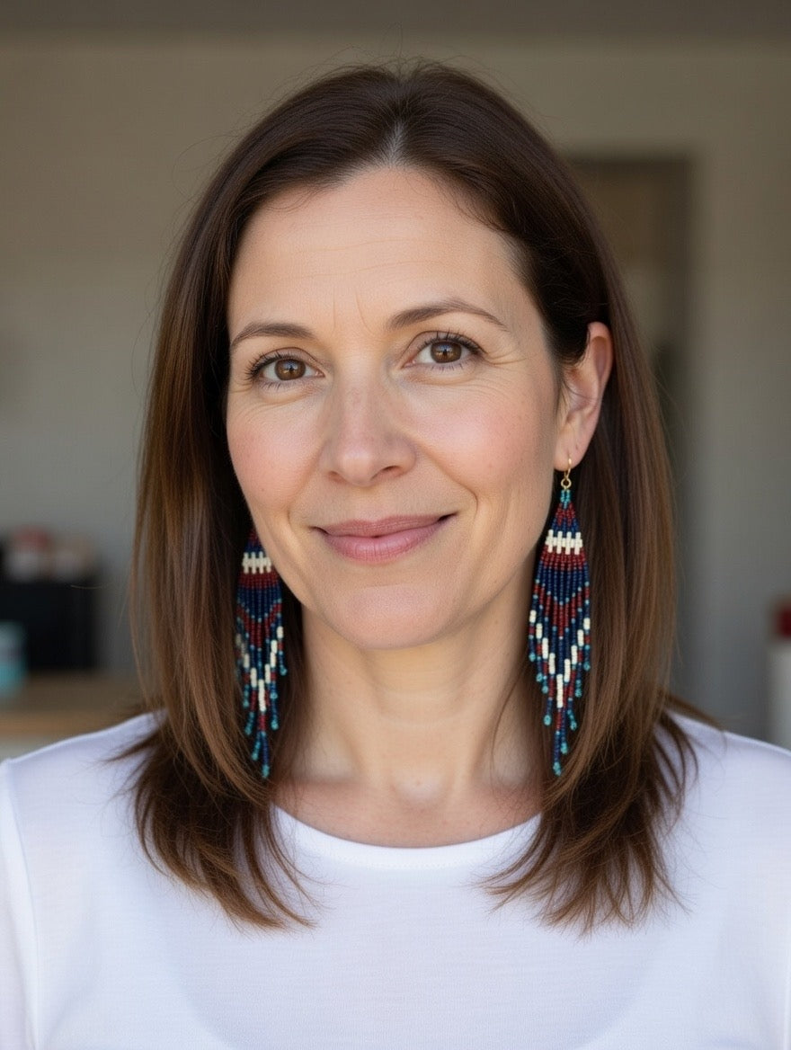 Håndlavede perleøreringe med grønlandske perler i hvid, mørkerød og blå