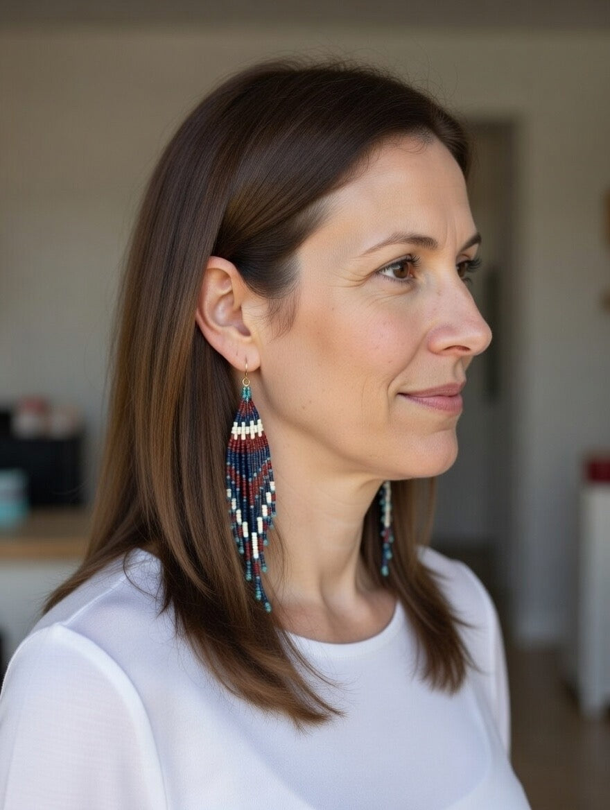 Håndlavede perleøreringe med grønlandske perler i hvid, mørkerød og blå