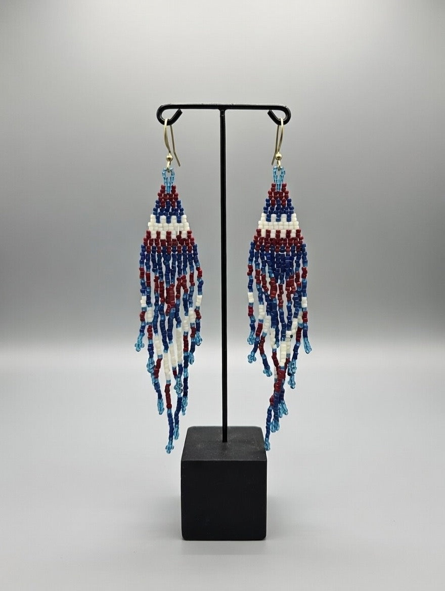 Håndlavede perleøreringe med grønlandske perler i hvid, mørkerød og blå