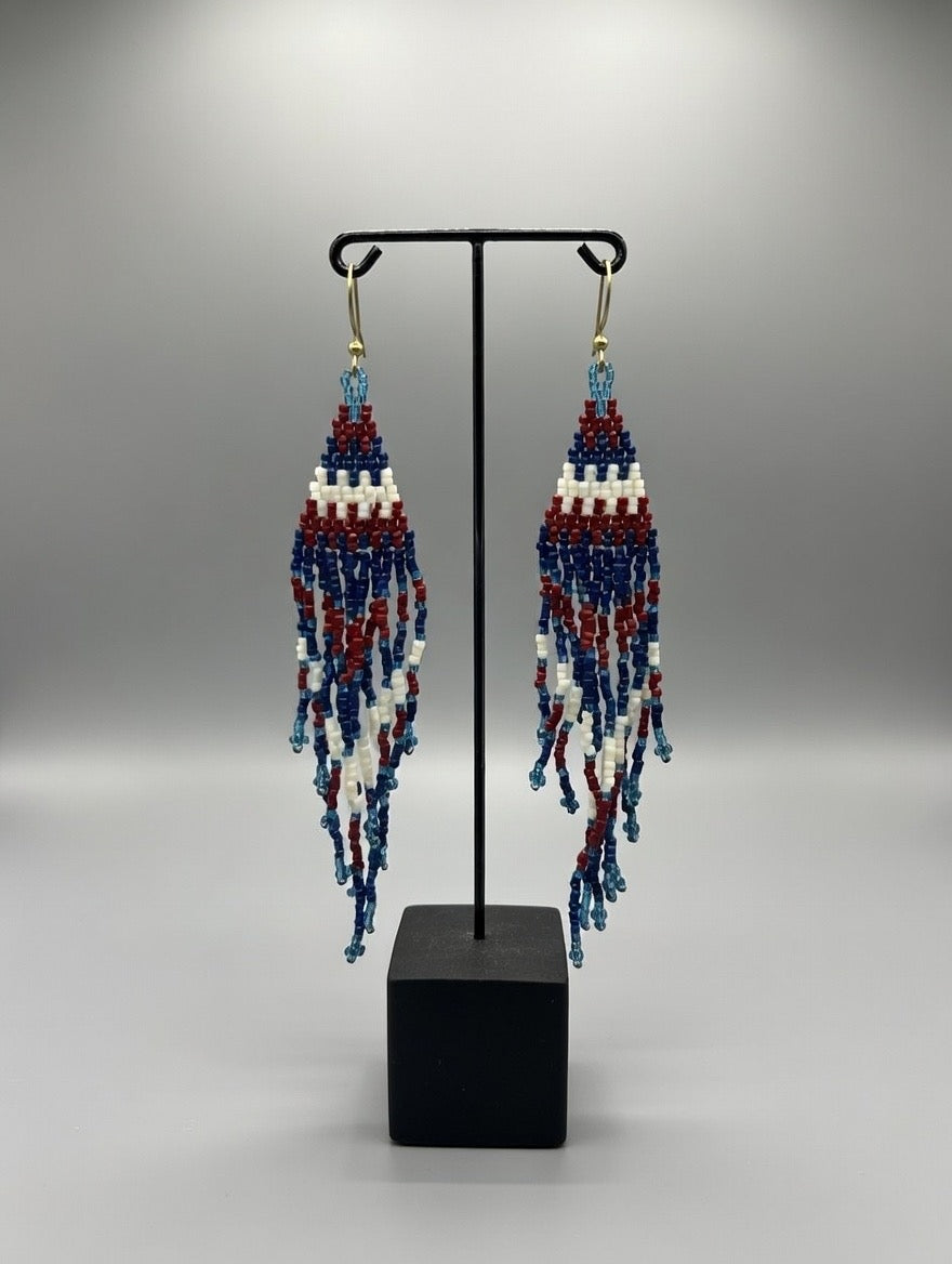 Håndlavede perleøreringe med grønlandske perler i hvid, mørkerød og blå