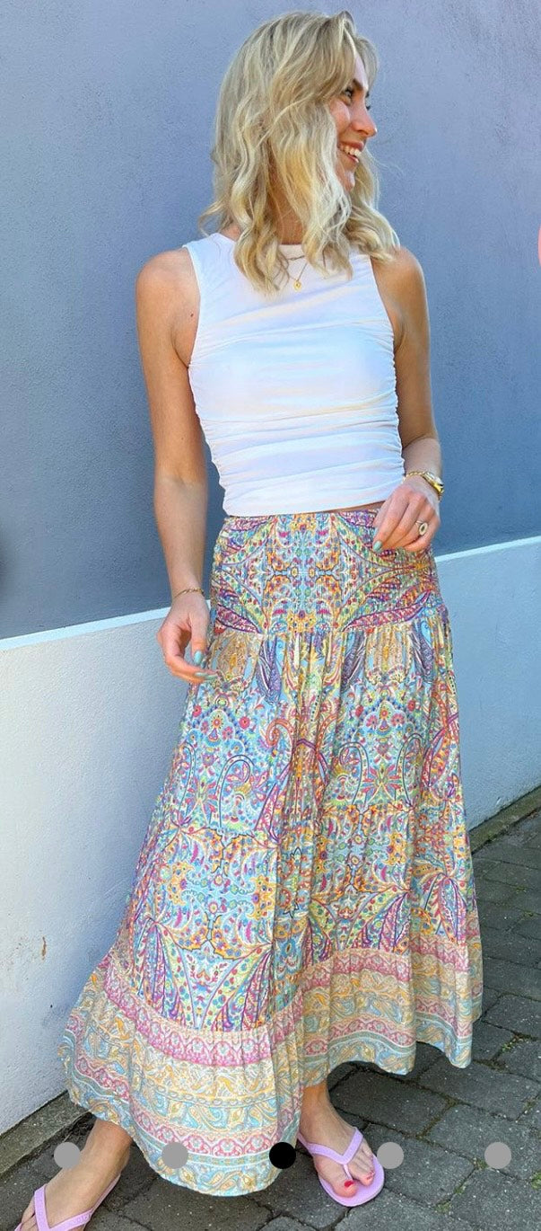 Romantisk lang nederdel fra Marta du Chateau – casual og feminin stil - print sky