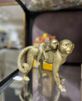 Speedtsberg figur – abe med henslængt unge på ryggen, antik guld, polyresin, 21×9×16 cm