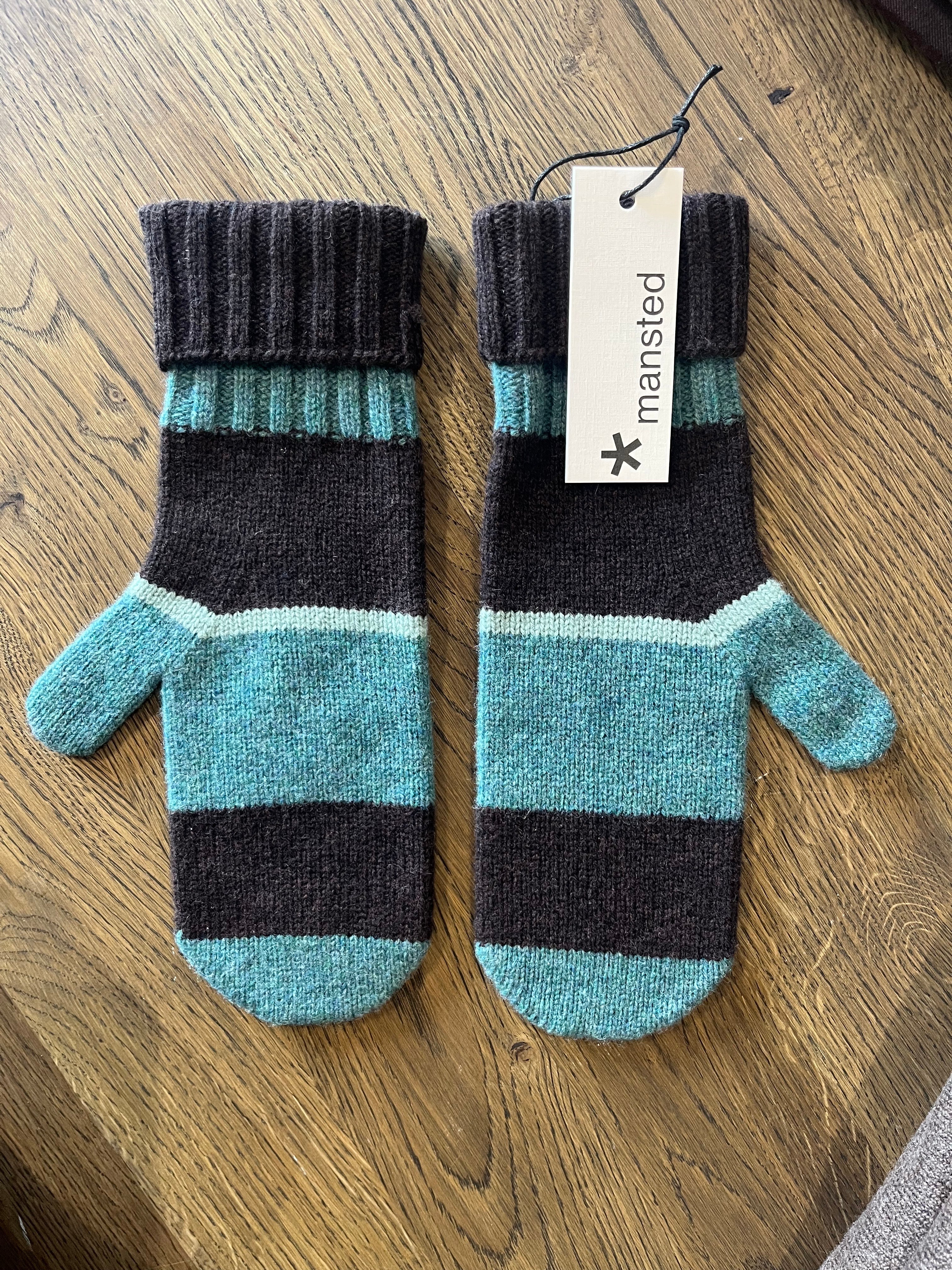 Mansted Farah vanter i Dark Sea – 100% lammeuld med ribkant