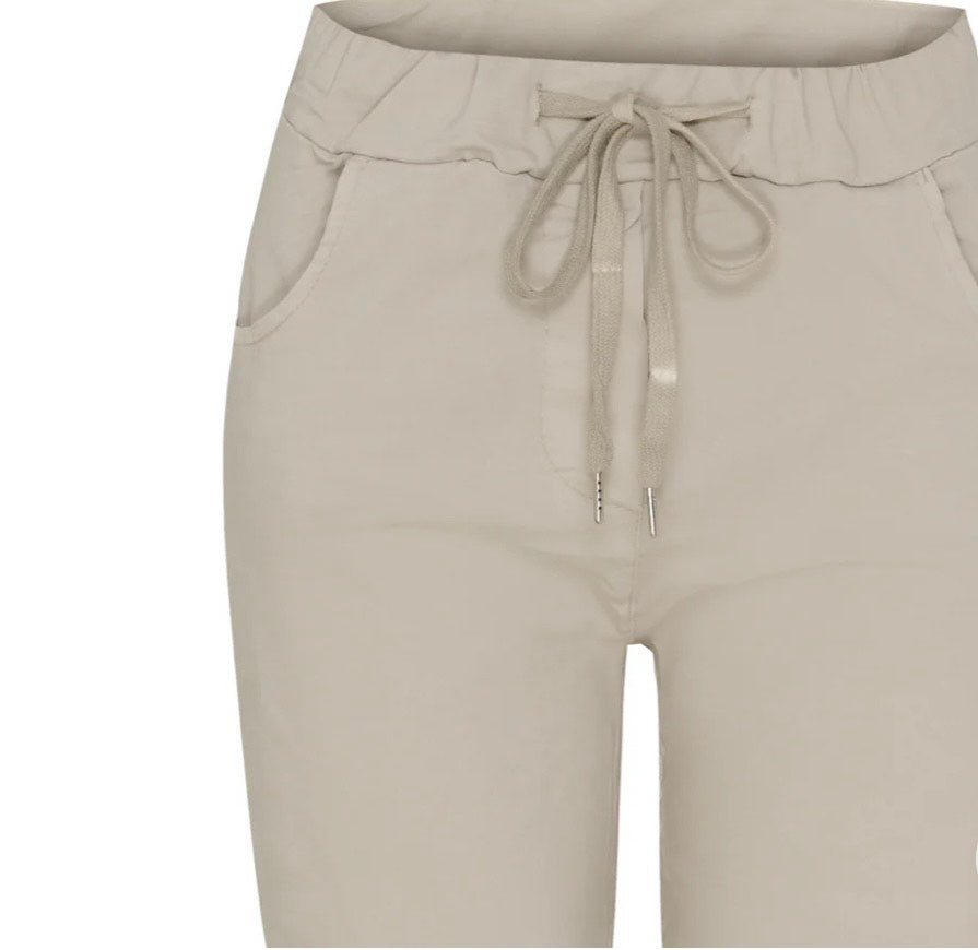 Elastiske damebukser i boheme-stil – perfekte til hverdag og arbejde - beige