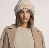 Street One Fur Knit Beanie – Sandfarvet Strikhue med Blød Fake Fur-Kant