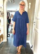 Kvinde iført Emily dress navy fra GR Nature