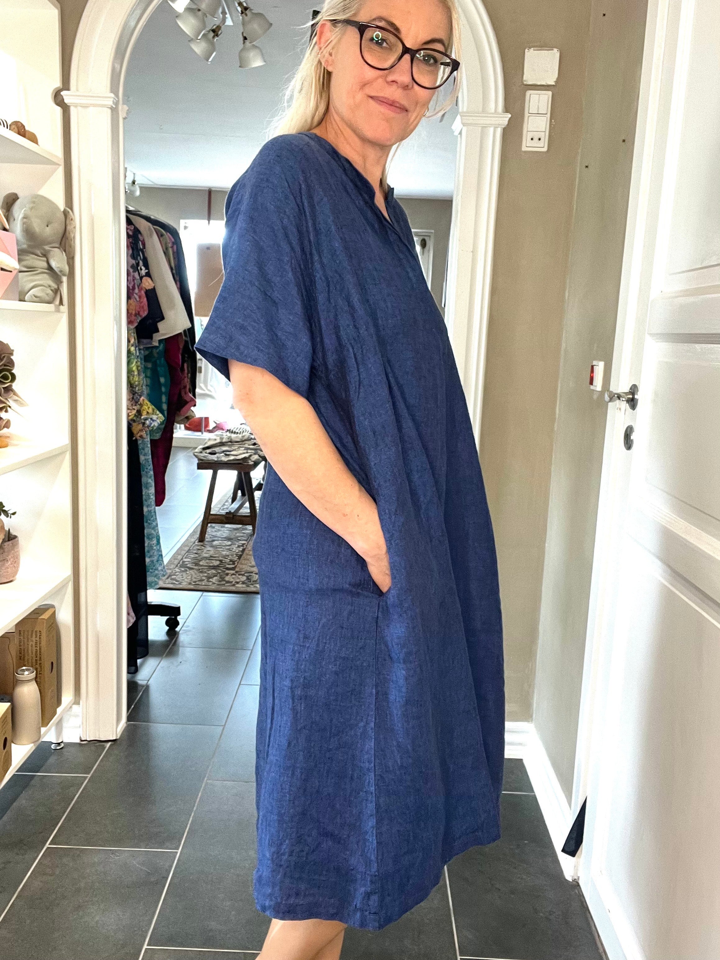 Kvinde iført Emily dress navy fra GR Nature