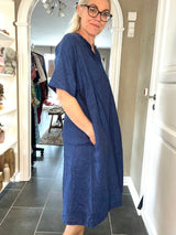 Kvinde iført Emily dress navy fra GR Nature