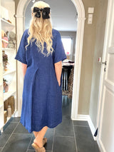 Kvinde iført Emily dress navy fra GR Nature