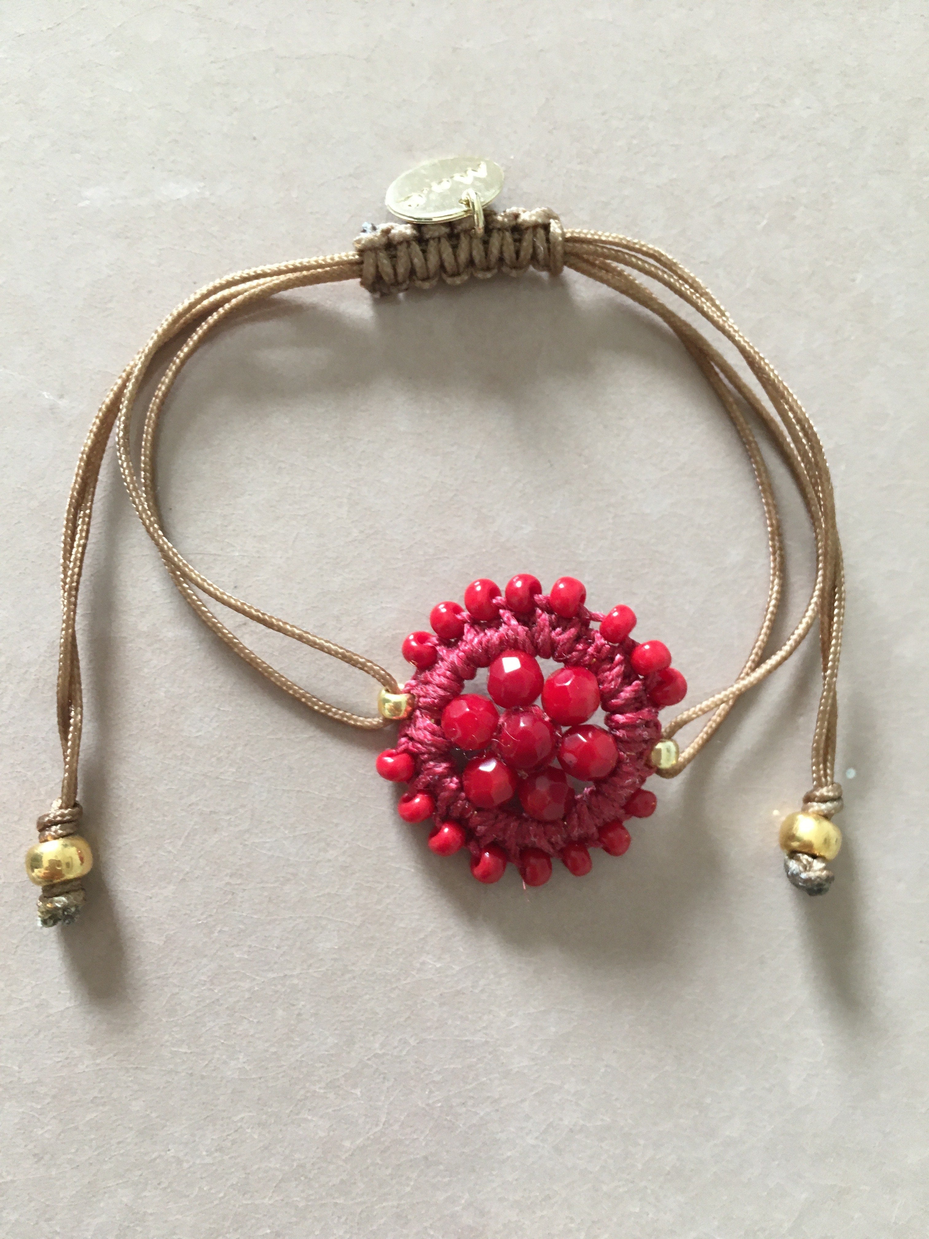 Håndlavet rødt armbånd med rosetdetalje fra Maq Jewelry