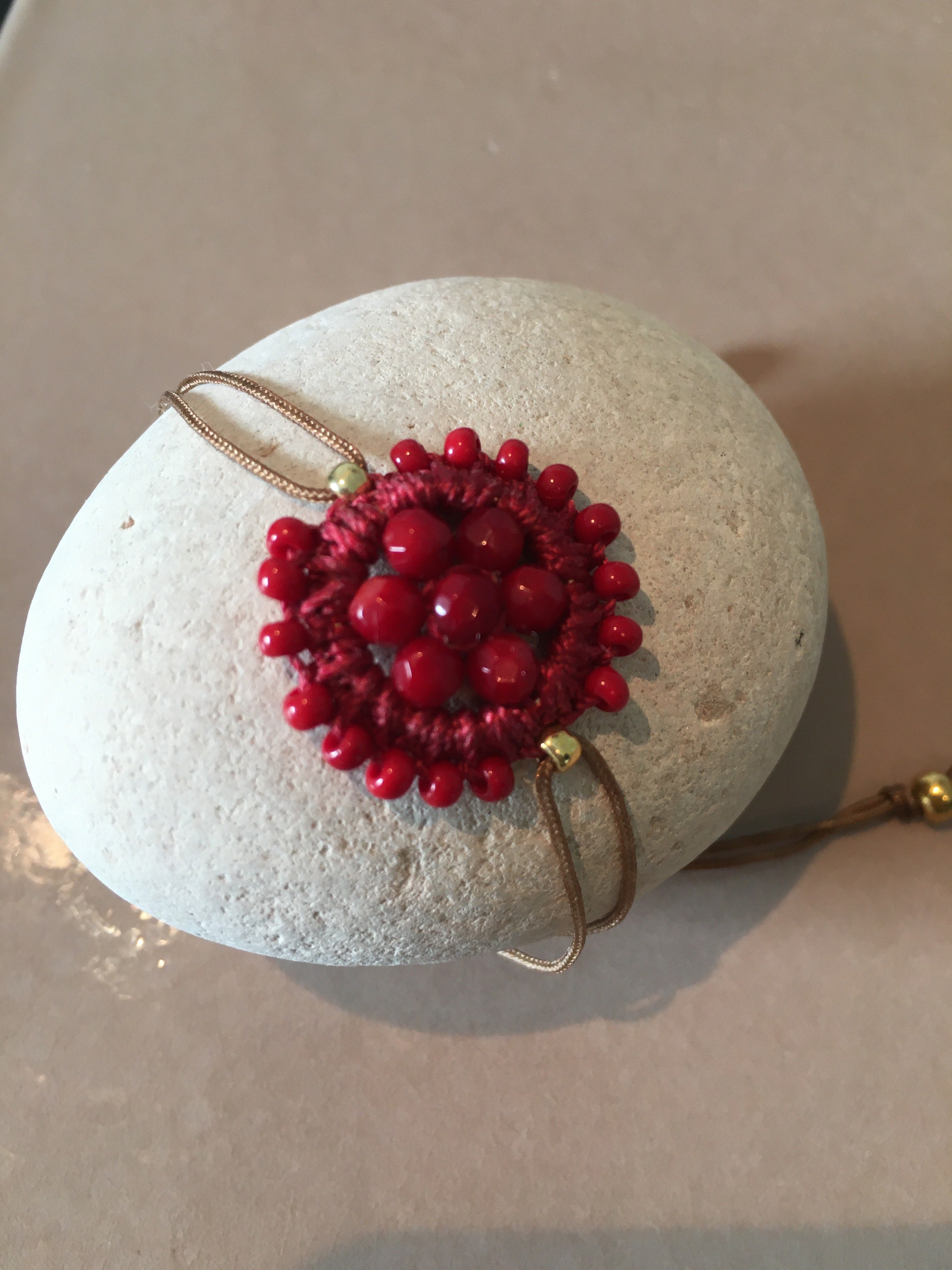 Håndlavet rødt armbånd med rosetdetalje fra Maq Jewelry