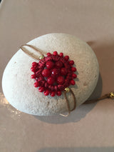 Håndlavet rødt armbånd med rosetdetalje fra Maq Jewelry