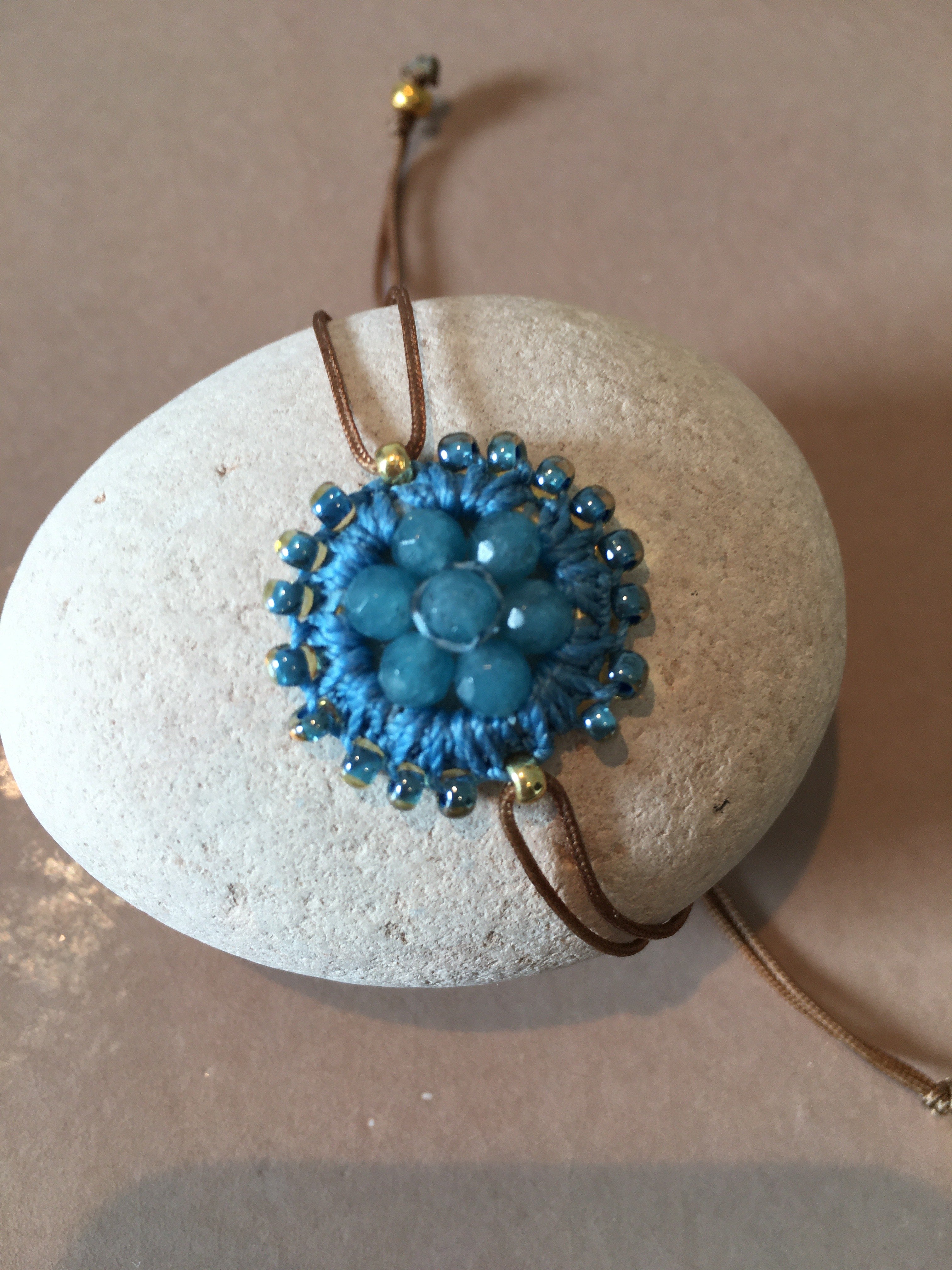 Maq Jewelry armbånd i blå med roset og justerbar snor