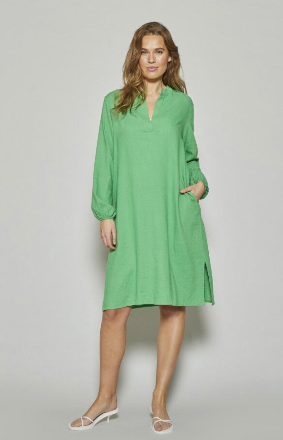 AllWeek Gesina dress AW1275 set forfra med flæsedetaljer
