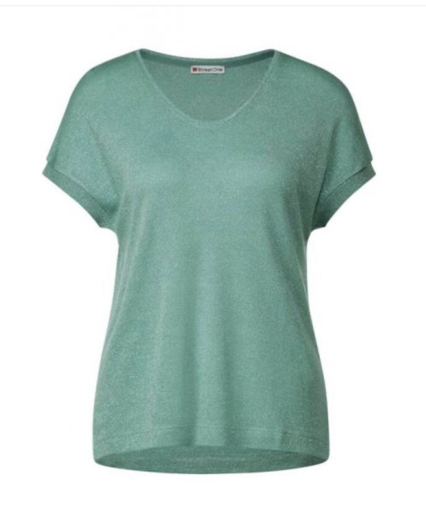 Street One shiny shirt stylet med jeans

Elegant skinnende bluse fra Street One – detalje af stof og pasform