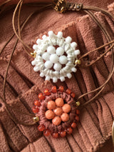 Håndlavet hvidt armbånd med rosetdetalje fra Maq Jewelry