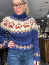 Balustrik strikket sweater – blå uld med brændt orange pote-mønster (onesize)