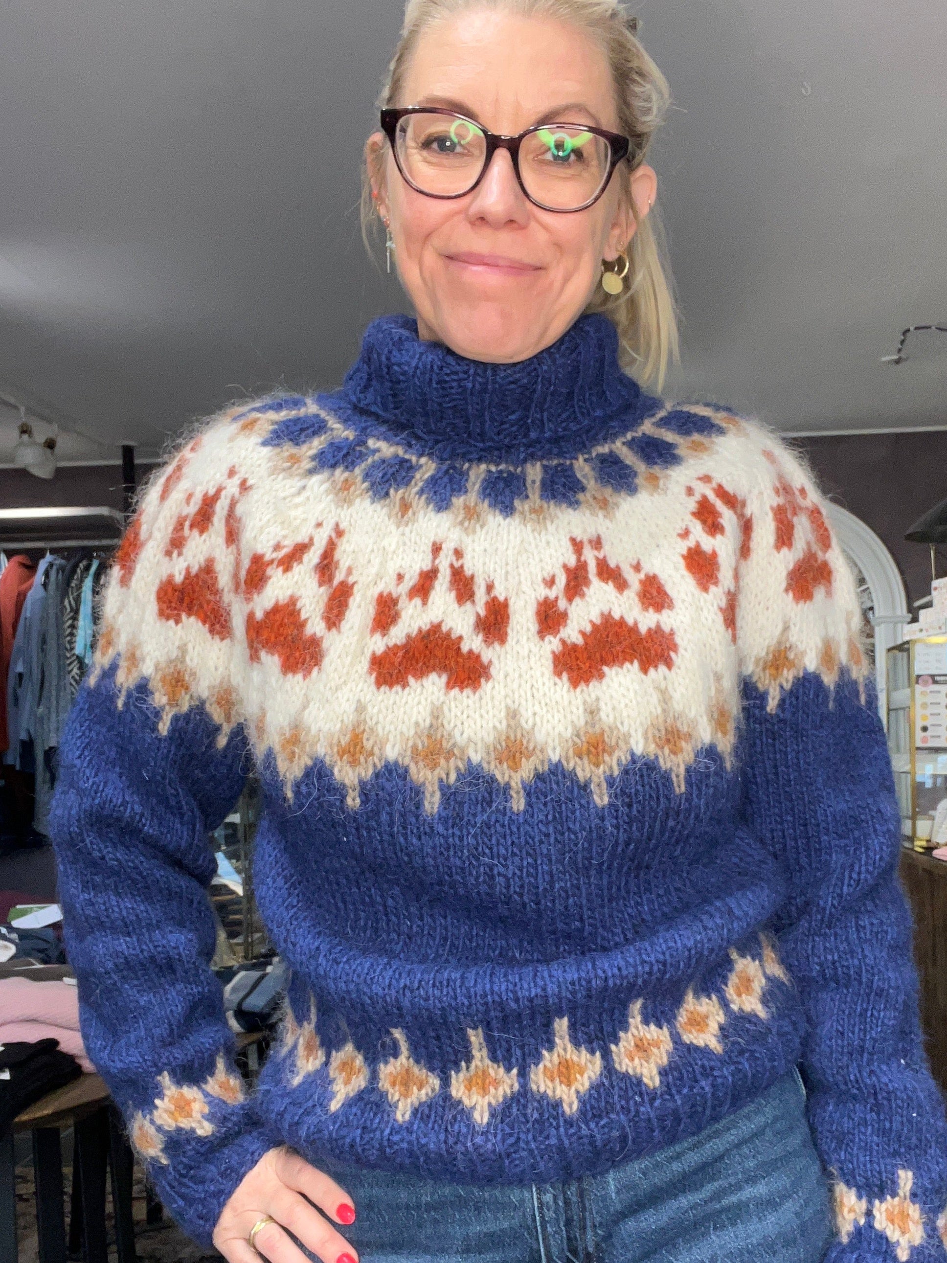 Balustrik strikket sweater – blå uld med brændt orange pote-mønster (onesize)