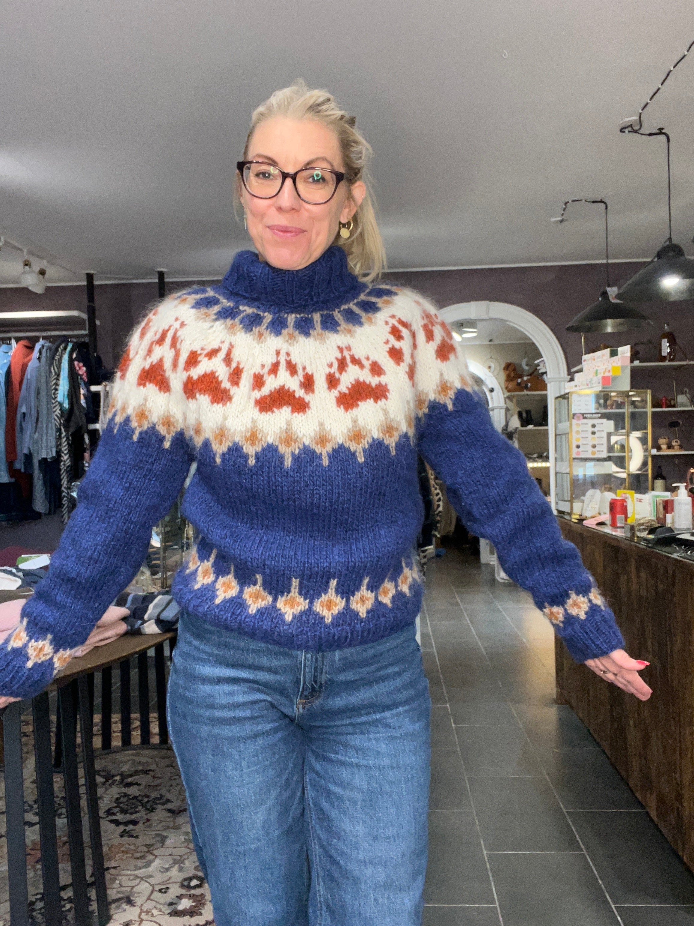 Balustrik strikket sweater – blå uld med brændt orange pote-mønster (onesize)