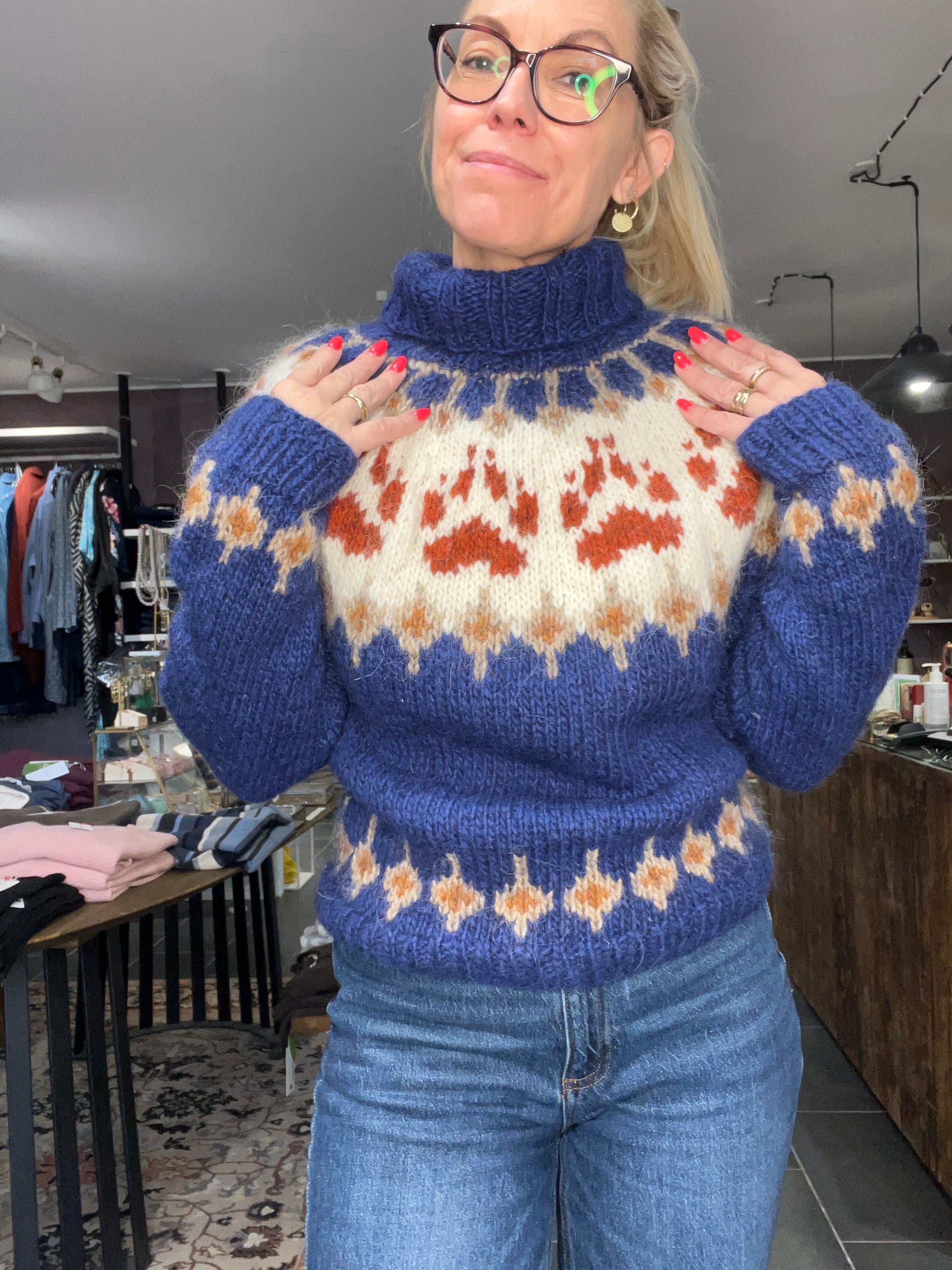 Balustrik strikket sweater – blå uld med brændt orange pote-mønster (onesize)