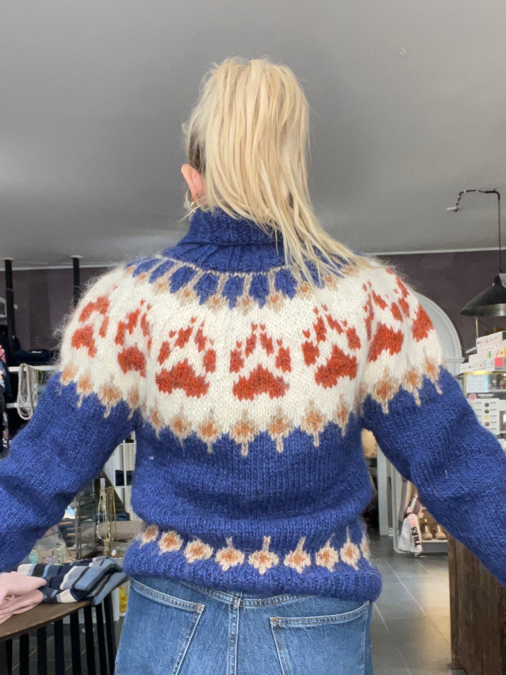 Balustrik strikket sweater – blå uld med brændt orange pote-mønster (onesize)