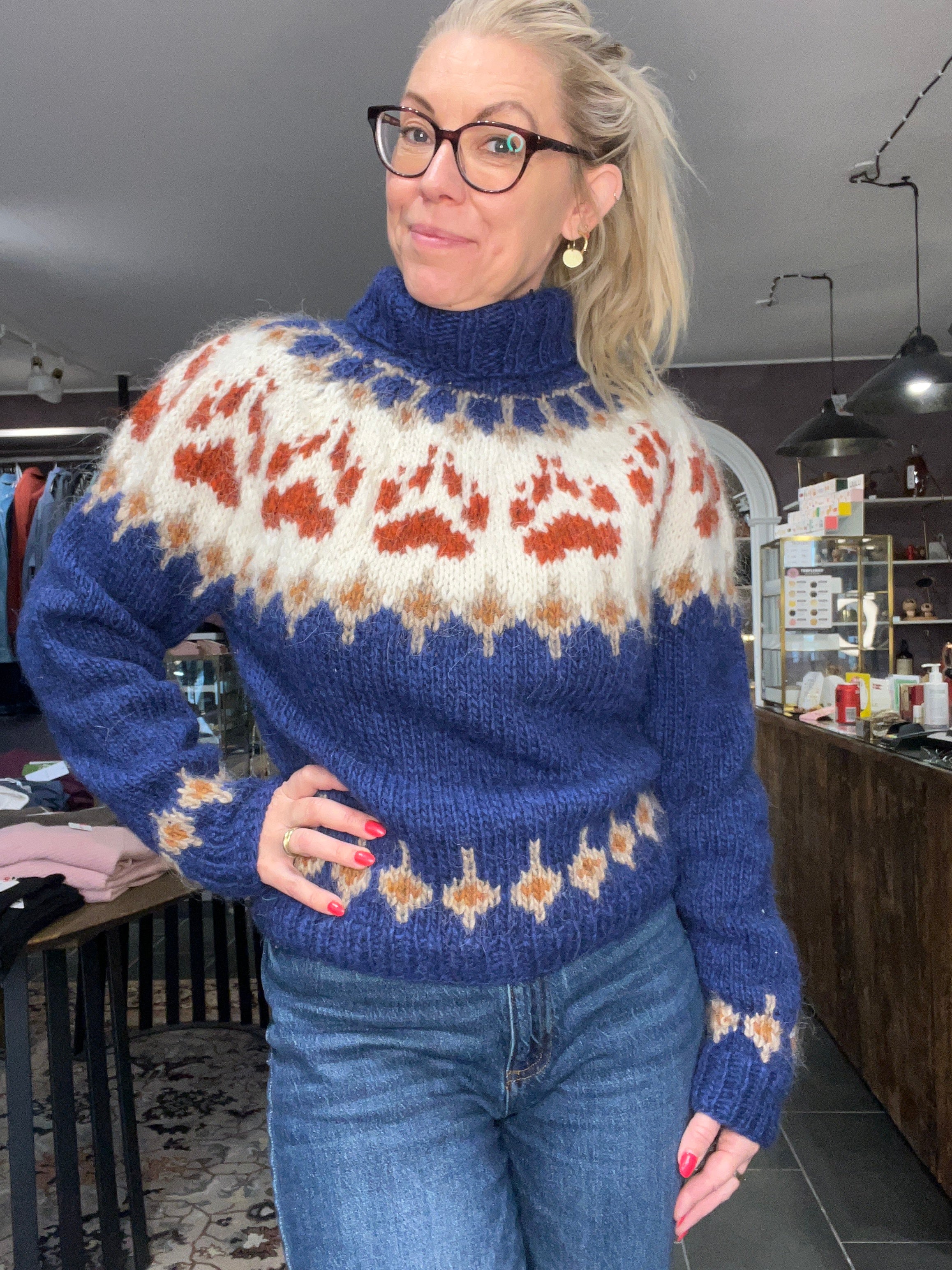 Balustrik strikket sweater – blå uld med brændt orange pote-mønster (onesize)