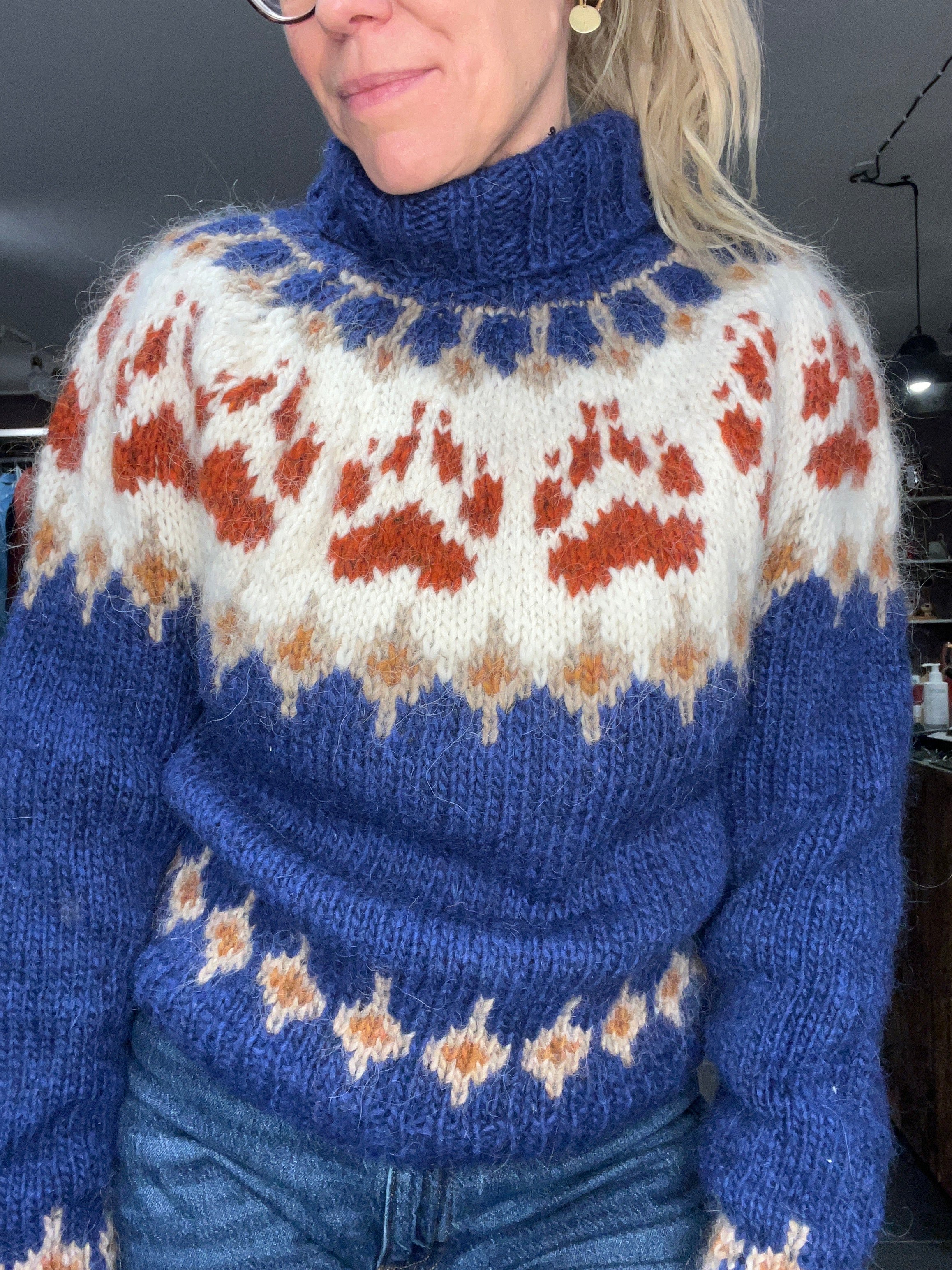 Balustrik strikket sweater – blå uld med brændt orange pote-mønster (onesize)