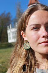 Runde forgyldte øreringe fra Maq Jewelry med turkis og grå sten