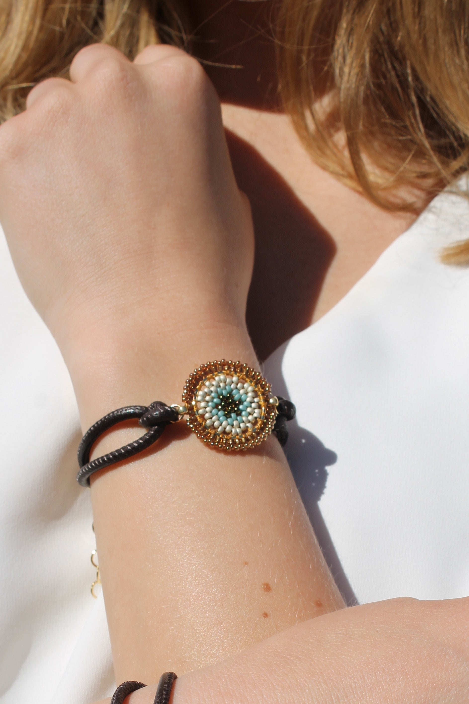 Håndlavet armbånd fra Maq Jewelry i gylden og turkis